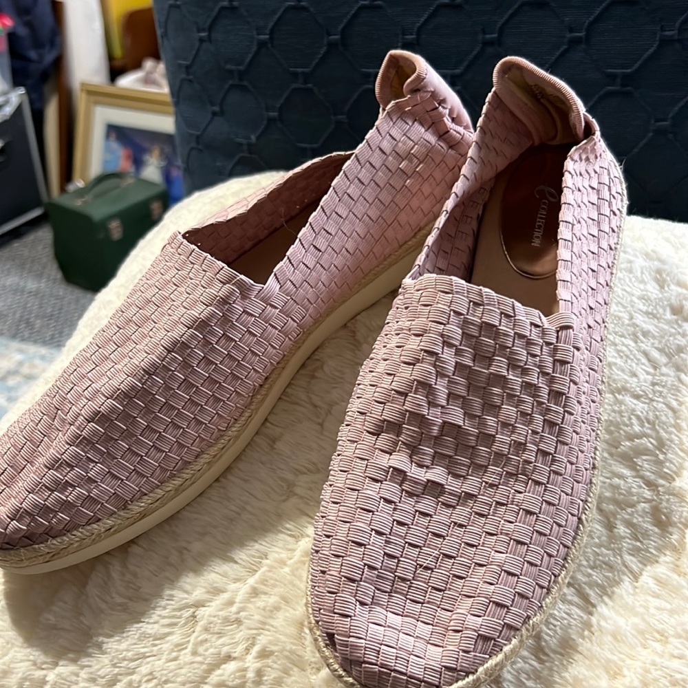 Women’s pink flats size 11